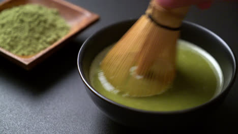 making-matcha-green-tea-in-Japanese-style