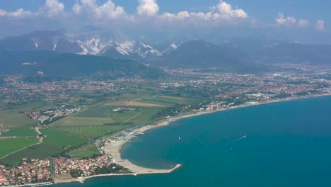 Toma-Aérea-Del-Estuario-Del-Río-Magra,-El-Mar-De-Liguria,-Los-Alpes-Apuanos-Y-La-Cantera-De-Mármol-Blanco-De-Carrara