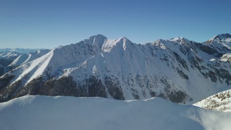Toma-De-Revelación-Aérea-4k-Uhd-De-Una-Cresta-De-Montaña-Con-Nieve-En-Polvo-En-Gitschberg,-Tirol-Del-Sur