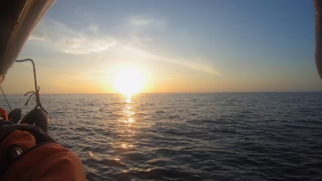 Sonnenuntergang-Oder-Sonnenaufgang-Auf-Einem-Meer-Von-Einem-Boot-Aus-Gesehen