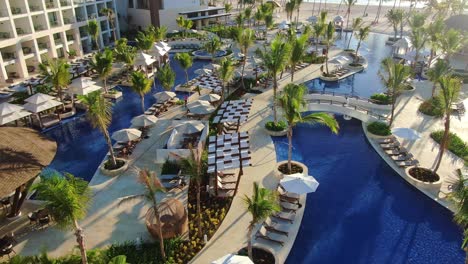 Luxus-poolbereich-Im-Romantischen-Ferienort-In-Punta-Cana,-Dominikanische-Republik,-Luftaufnahme-Der-Lebhaften-Longes-Und-Des-Hotelbereichs
