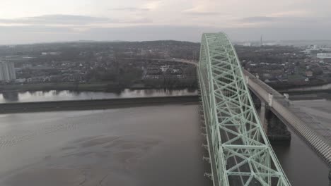 Luftaufnahme-Der-Runcorn-Silver-Jubilee-Bridge-Bei-Sonnenaufgang