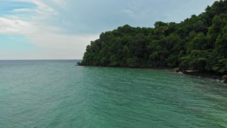 Koh-Kradan,-Tailandia---La-Hermosa-Isla-Tropical-Compuesta-Por-Un-Océano-Azul-Tranquilo-Y-árboles-Verdes---Toma-Aérea