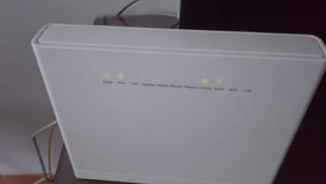 WLAN-Router-Mit-Rotem-Blinklicht,-Kreispfanne-Mit-Hohem-Winkel