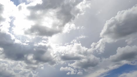 Cielo-Azul-De-Verano-Con-Densas-Nubes-De-Lluvia-De-Tormenta-Moviéndose-A-Través-De-Los-Cielos