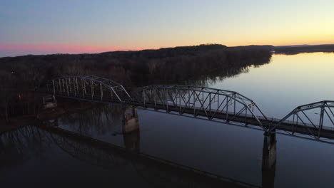 Luftaufnahme-Der-Neuen-Harmoniebrücke,-Die-White-County,-Illinois-Und-Die-Stadt-Der-Neuen-Harmonie,-Indiana,-Verbindet