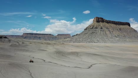 Atv-Quad-fahrzeug,-Das-Sich-In-Trockener-Landschaft-Der-Wüste-Von-Utah-Und-Fabrik-Butte-Bewegt,-Luftbild