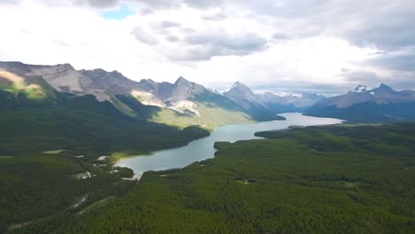 Beautiful-Panoramic-View-of-Canadian-Mountain-Landscape-British-Columbia,-Canada