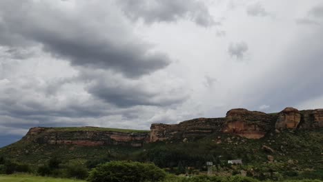 Moluti-sandstone-cliffs-at-the-border-of-Lesotho-in-South-Africa-at-the-Camelroc-travel-guest-farm,-stunning-cloud-time-lapse,-most-amazing-mountains-and-green-scenery-landscapes