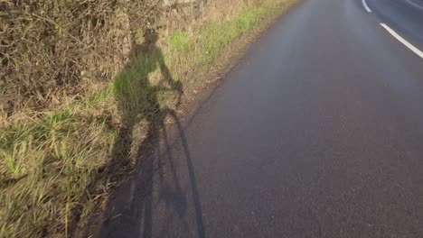 Pov-Shot-Road-Bike-Paseo-En-Bicicleta-En-El-Soleado-Carril-Del-País-Sombra-De-Ciclista-En-Invierno---Día-Soleado