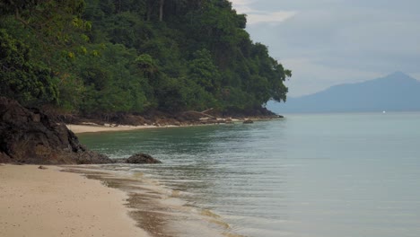 Playa-Tranquila-En-La-Isla-Tropical-De-Koh-Kradan-En-Tailandia-Con-Olas-Rompiendo-Tranquilamente-En-La-Orilla