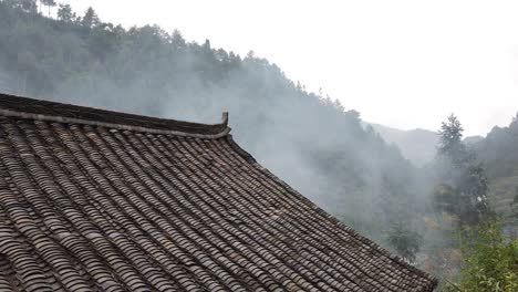 Rauch-Von-Einem-Eingedämmten-Feuer,-Das-Hinter-Dem-Dach-Des-Harten-Hügels-Zu-Sehen-War