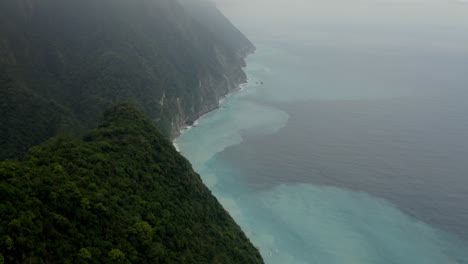Vista-Aérea-Sobre-Los-Acantilados-Nublados-De-Qingshui-Taroko-Gorge-Condado-De-Hualien