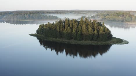 Antenne-Der-Waldinsel-Mit-Nebel-Und-Spiegelung-Im-Seewasser,-Schweden
