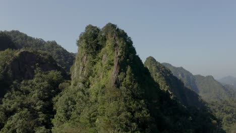 Vista-Aérea-De-La-Montaña-Del-Bosque-Tropical-Xiaozishan,-Senderos-Pingxi-En-Las-Montañas-De-Taiwán
