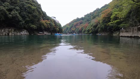 Niedrigwinkelaufnahme-Des-Hozu-Flusses-Im-Arashiyama-Nationalpark