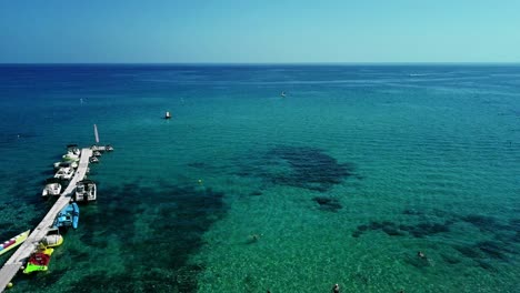 Meeresdrohnenschießen-Mit-Klarem-Türkisfarbenem-Mittelmeerwasser