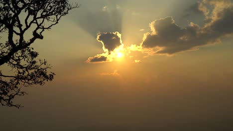 Sol-Yendo-Detrás-De-Las-Nubes-Al-Atardecer-En-Tailandia-Vista-Desde-La-Montaña