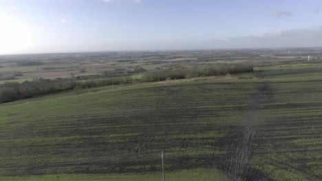 Idyllische-Britische-Landwirtschaft-Wiesen-Landschaft-Felder-Luftbild-Erhebt-Sich-über-üppige-Weiden