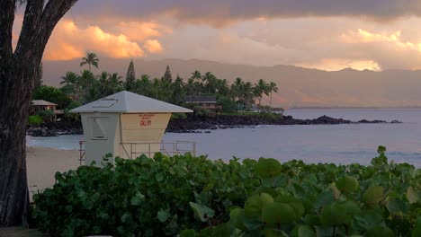 Sonnenuntergangszeitraffer-Am-Hawaii-Beach-Am-Rettungsschwimmerstand-Mit-Rosa-Himmel