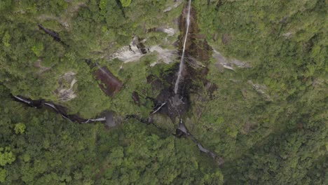Vogelauge-Aus-Der-Luft-Rückzugsansicht-über-Dem-Kaskadierenden-Felsigen-Klippenwasserfall-Der-Dschungelwildnis-Von-Taiwan