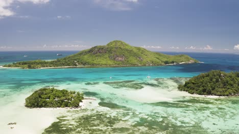 Antenne:-Schöne-Türkisfarbene-Meerblickansicht-Der-Sonnigen-Seychelleninseln