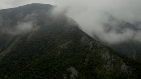 Neblige-Qingshui-klippen-Antenne-Aufsteigende-Pfanne-Direkt-über-Der-Taroko-schlucht-Hualien-County-Taiwan