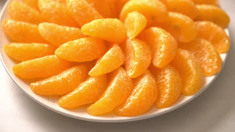 Naranjas-Frescas-En-El-Plato---Concepto-Saludable