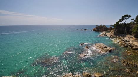 Hermosa-Playa-Mediterránea-De-La-Costa-Brava-Girona-Frondosa-Vegetación-Verde-Y-Mar-Azul-Turquesa