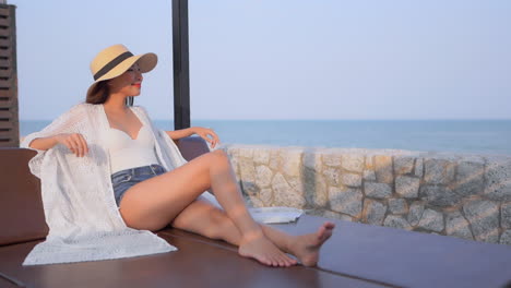 Sexy-Asiatische-Frau-Sitzt-Entspannt-In-Einem-Pavillon-Am-Strand