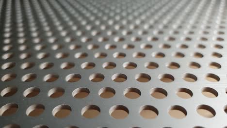 Rejilla-De-Lámina-De-Aluminio-Con-Agujeros-Perforados-Que-Crean-Un-Patrón-Interesante