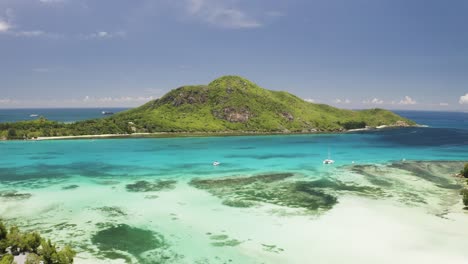 Antena-De-Hermosas-Islas-Seychelles-Con-Hermosa-Vista-Azul-Del-Paisaje-Marino