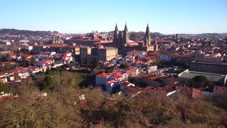 Kathedrale-Und-Umgebung-Luftaufnahmen-Vom-Alameda-park-Von-Santiago-De-Compostela