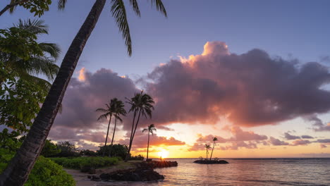 Impresionante-Lapso-De-Tiempo-Del-Amanecer-Con-Nubes-Hipnóticas-Moviéndose,-La-Mejor-Experiencia-Hawaiana-En-La-Playa-De-Kāhala,-Honolulu-En-2021