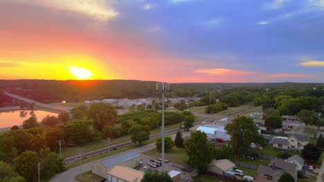 Mobilfunkmast-Unter-Farbenprächtigem-Sonnenunterganghimmel-über-Dem-Dorf-In-Janesville,-Wisconsin