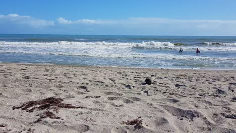 Statische-Ansicht-Von-Wellen-Am-Strand-Und-Menschen-Im-Wasser,-Florida