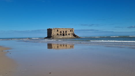 Bonita-Foto-Panorámica-De-La-Conocida-Casa-Del-Mar-En-La-Ciudad-De-Tarfaya,-Marruecos