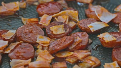 Langsam-Kochende-Und-Brutzelnde-Geschnittene-Chorizo-Wurst-Und-Schinken
