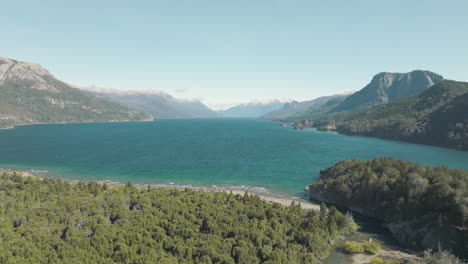 Unglaubliche-Luftaufnahme-Eines-Klaren-Sees-Am-Fuße-Einer-Riesigen-Bergkette-In-Argentinien