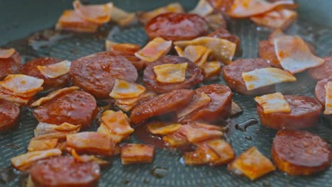 Langsam-Kochende-Und-Brutzelnde-Chorizo-Wurst-Und-Schinken
