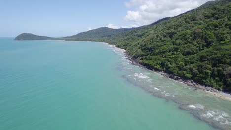Serene-Ocean-With-Lush-Tropical-Mountains-In-Daintree-National-Park,-Cape-Tribulation,-North-Queensland,-Australia