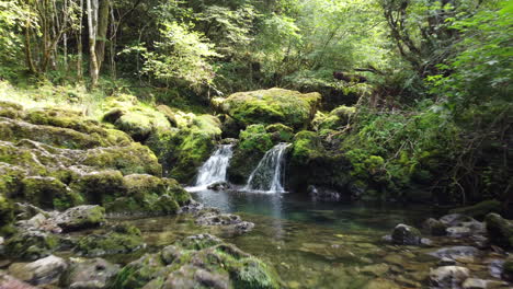 Ein-Wunderschöner-Wasserfall-In-Einem-Moosigen-Fluss-Mitten-Im-Wald