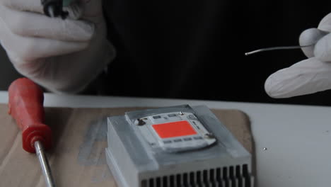 Industrielle-Fertigung-Löten-Einer-Hochleistungs-LED-Cob-Chip-Leuchte