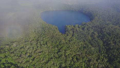 Neblige-Landschaft-In-Lake-Eacham,-Atherton-Tableland,-Queensland,-Australien---Drohnenaufnahme-Aus-Der-Luft