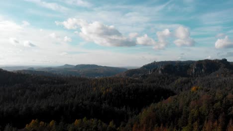Weite-Wälder-Im-Nationalpark-Deutsch-Sächsische-Schweiz-In-Der-Herbstsonne