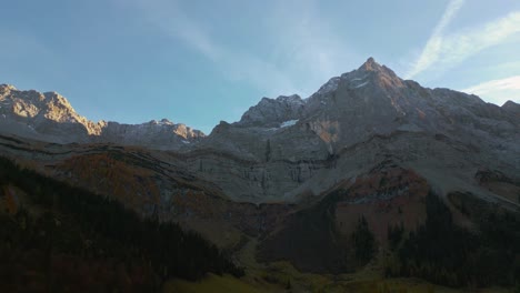 Picos-Montañosos-De-Los-Alpes-De-Parallax-En-Austria-Tirol-Con-Románticos-Y-Pintorescos-Prados-De-Hierba-Verde-Y-Arces-En-El-Paisaje-Natural