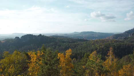 Bunte-Bäume-über-Dem-Bergwald-In-Der-Herbstsonne,-Deutschland