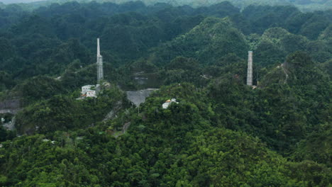 Die-Suche-Nach-Außerirdischer-Intelligenz-Geht-Am-Arecibo-observatorium-Im-Dschungel-Von-Puerto-Rico-Weiter