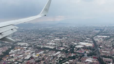 Schuss-Aus-Dem-Flugzeugfenster-Während-Der-Landung-über-Den-Industriegebieten-Von-Mexiko-Stadt