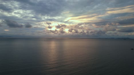 Ruhiger-Meerblick-Bei-Sonnenuntergang-In-Thailand